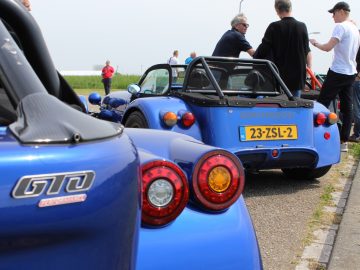 Een Donkervoort blauwe sportwagen.