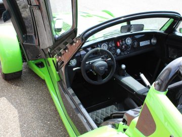 Het interieur van een groene Donkervoort-sportwagen.