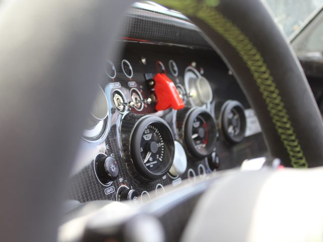 Een close-up van het stuur van een Donkervoort-racewagen.