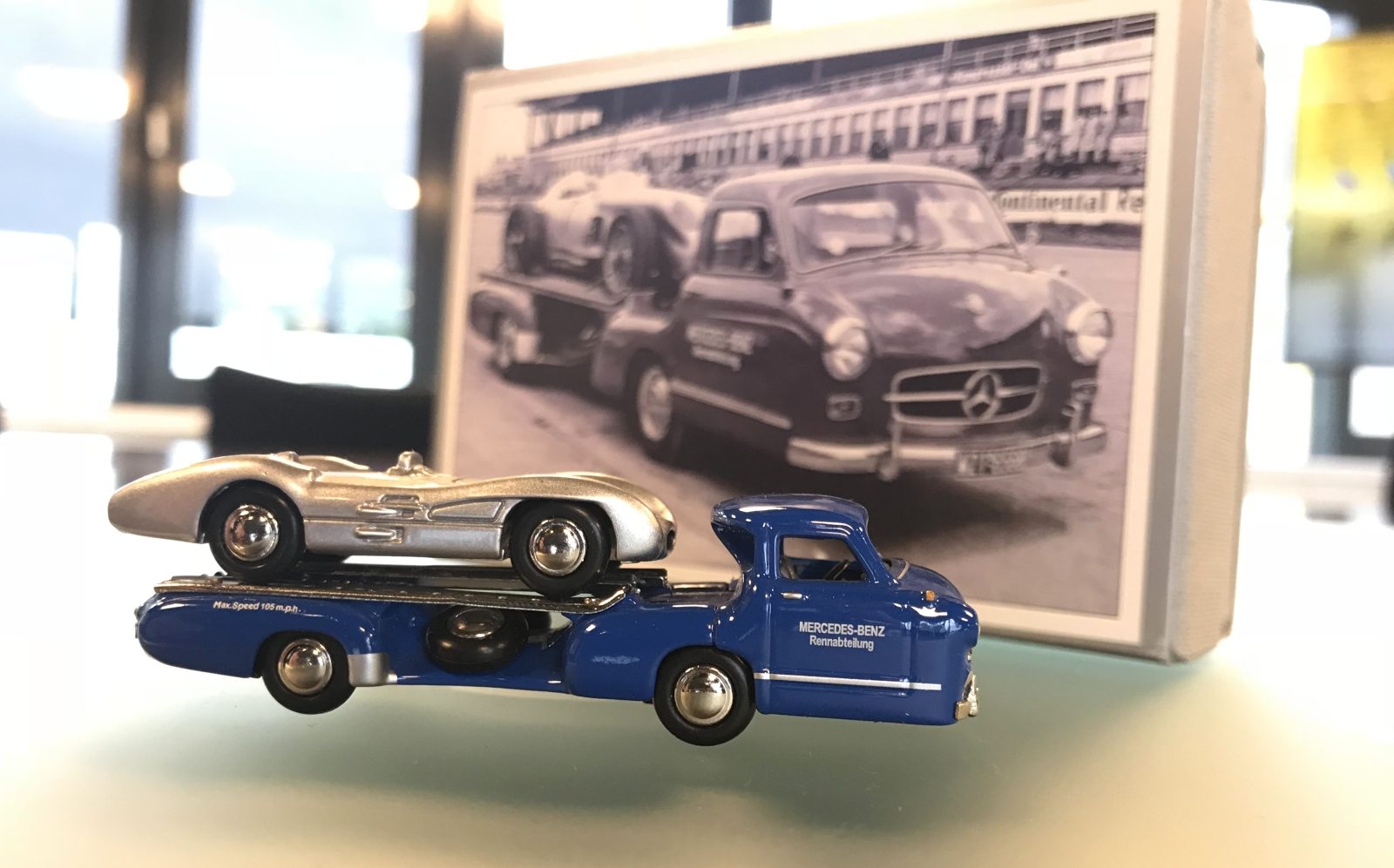 Er staat een speelgoedauto bovenop de sleepwagen "Das Blaue Wunder".