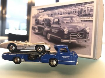 Er staat een speelgoedauto bovenop de sleepwagen "Das Blaue Wunder".