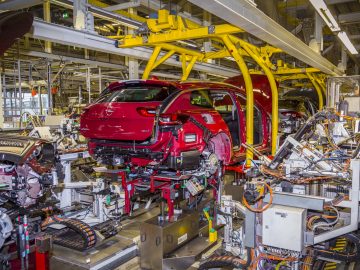 De assemblagelijn van een Opel Insignia in een fabriek.