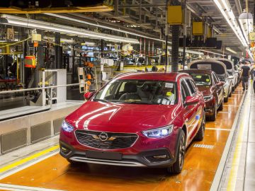 Opel Insignia SUV's aan de lopende band.