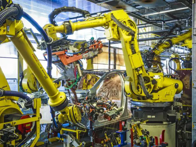 Robots in een fabriek die werken aan een Opel Insignia-machine.