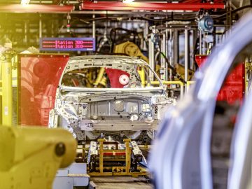 De assemblagelijn van een Opel Insignia in een fabriek.