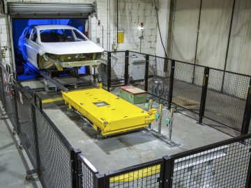 Een Opel Insignia in een garage.