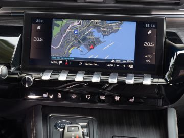 Een Peugeot 508 met een GPS-apparaat in het dashboard.