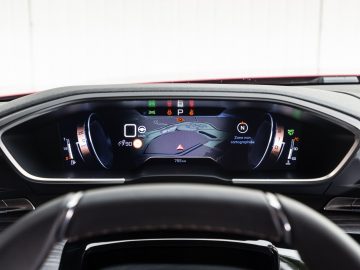 Het dashboard van een Peugeot 508 met touchscreen display.