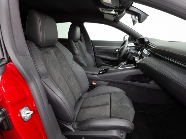 Het interieur van een Peugeot 508 met zwarte stoelen.