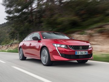 De nieuwe Peugeot 508 rijdt over de weg.