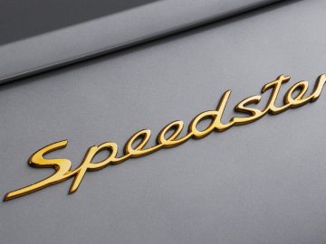 Het Porsche 911 Speedster Concept-logo op een auto.