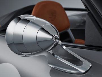 De zijspiegel van een zilveren Porsche 911 Speedster Concept-sportwagen.
