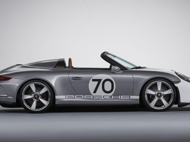 Een zilveren Porsche 911 Speedster Concept roadster wordt getoond in een studio.