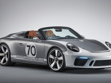 De Porsche 911 Speedster Concept wordt getoond in een grijze studio.