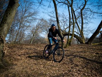 Een persoon die op een fiets met ReTyre-banden rijdt in een bosrijke omgeving.