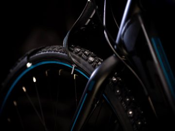 Een close-up van een ReTyre-fietsband in het donker.