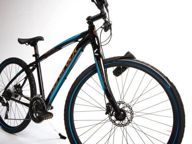 Een zwart-blauwe ReTyre-fiets wordt getoond tegen een witte achtergrond.