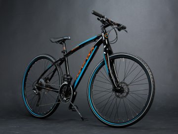 Tegen een grijze achtergrond staat een zwart-blauwe fiets uitgerust met ReTyre.
