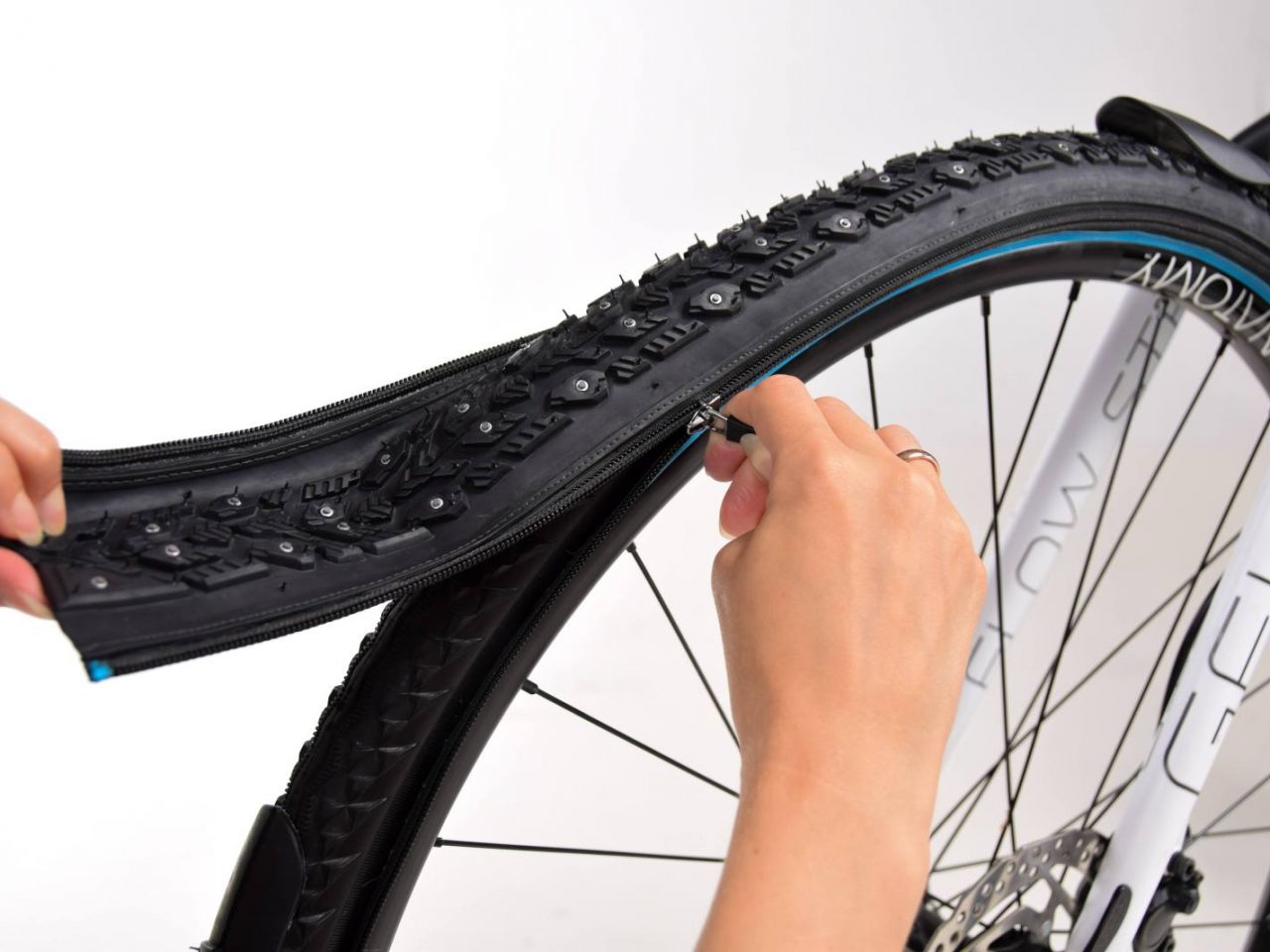 Iemand zet een ReTyre op een fiets.