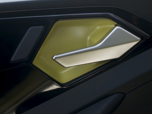 Een close-up van een deurklink van een zwarte Audi A1 Sportback.