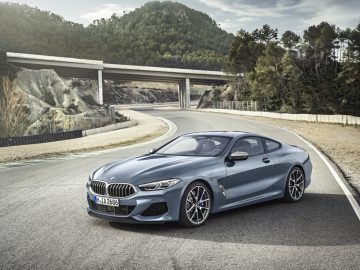 De nieuwe BMW 8 Serie Coupé op een bergweg.