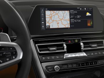 Het dashboard van een BMW 8 Serie Coupé met GPS-systeem.