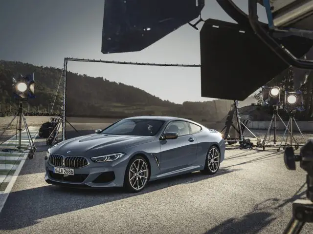 De BMW 8 Serie Coupé uit 2019 staat voor een camera geparkeerd.