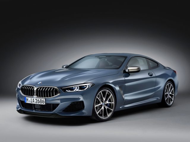 De nieuwe BMW 8 Serie Coupé wordt getoond in een donkere studio.