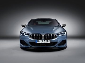 De voorkant van een blauwe BMW 8 Serie Coupé.