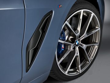 De BMW 8 Serie Coupé wordt weergegeven in een blauwe kleur.