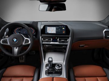 Het interieur van een BMW 8 Serie Coupé.