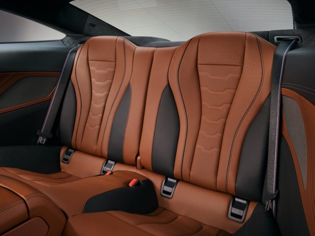 Het interieur van een BMW 8 Serie Coupé-sportwagen met bruinleren stoelen.