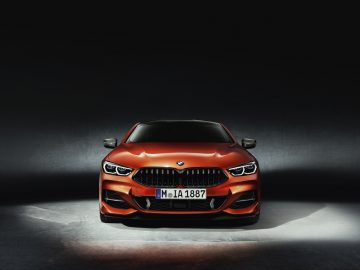 De nieuwe BMW 8 Serie Coupé wordt getoond in een donkere kamer.