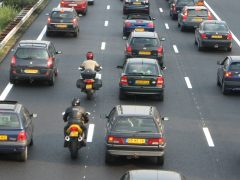 Tussen de filerijden door rijden