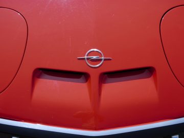Dream face: The Opel GT’s front is eyecatching thanks to “nostrils”, the bulges over the intake system, and its round pop-up headlights.