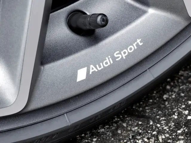 Audi TT sportlogo op het stuur van een zilveren auto.