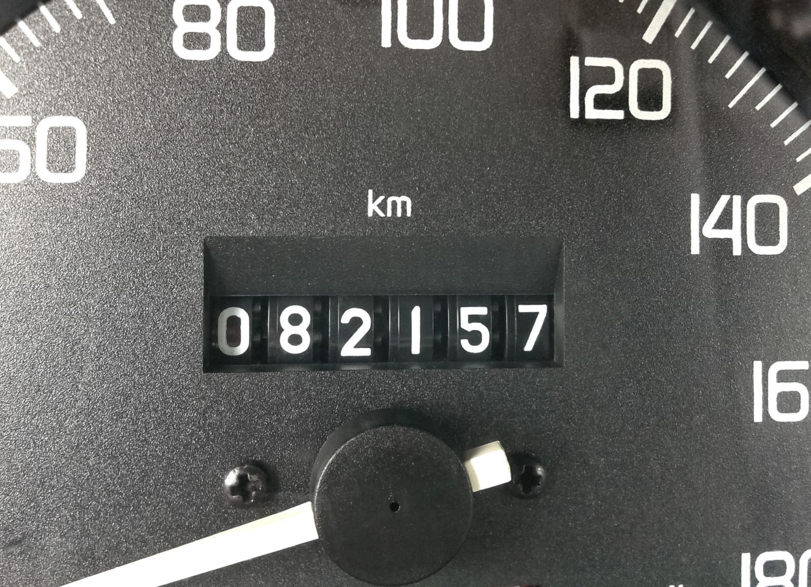 Een close up van een snelheidsmeter met cijfers erop van 10% Duitse importauto’s met teruggedraaide teller.