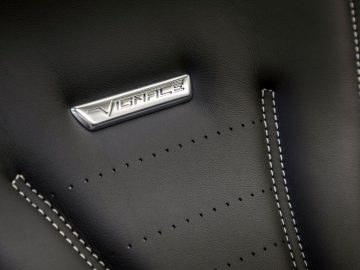 Een close-up van een zwartleren stoel met een Ford Focus-badge erop.