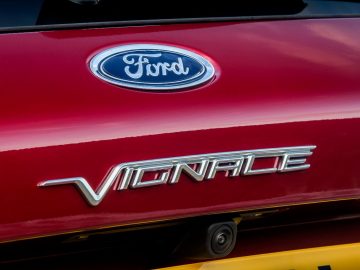 Ford Focus Vignale-badge op een rode auto.