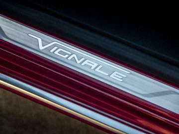 Een close-up van een rode Ford Focus met het woord viccale erop.