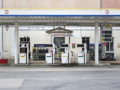 Een tankstation met twee pompen.