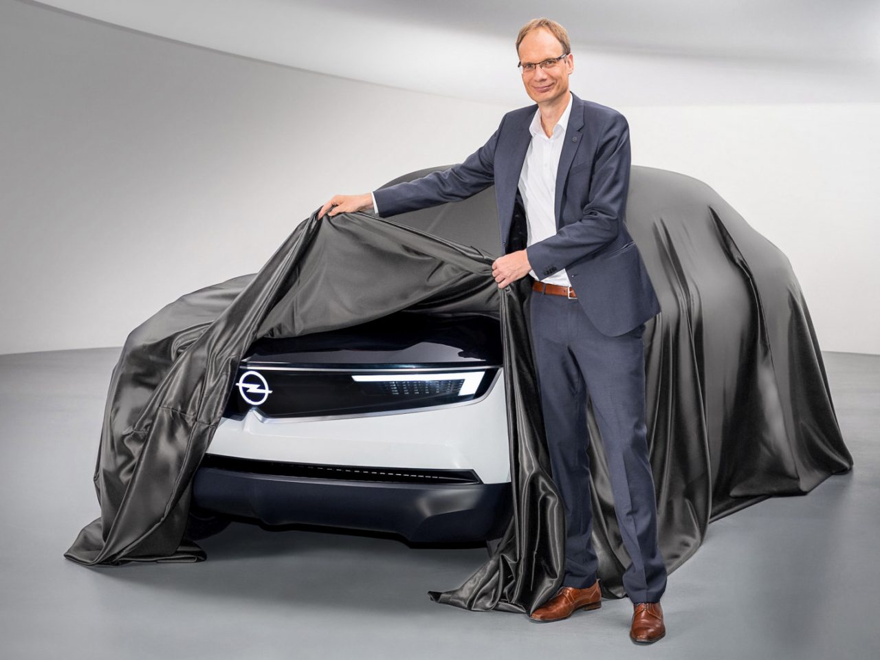 Michael Lohscheller toont eerste detail Opel GT X Experimental