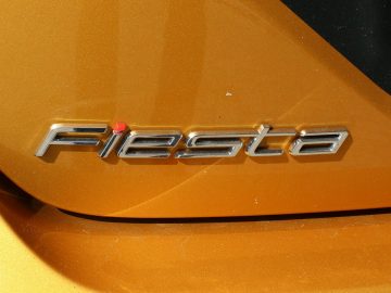 Ford Fiesta Active-badge op een gele auto.