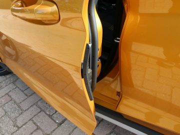 De deurklink van een oranje Ford Fiesta Active.