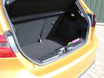 De kofferbak van een gele Ford Fiesta Active is open.