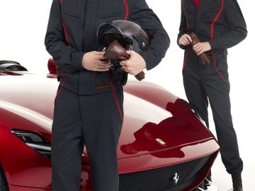 Een man en een vrouw staan naast een rode Ferrari Monza SP1.