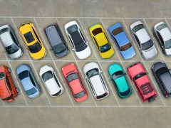 Een groep auto's geparkeerd op een parkeerplaats, ter illustratie van feiten.