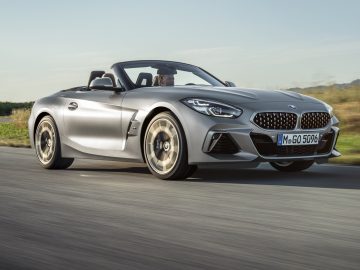 De BMW Z4 roadster rijdt over de weg.