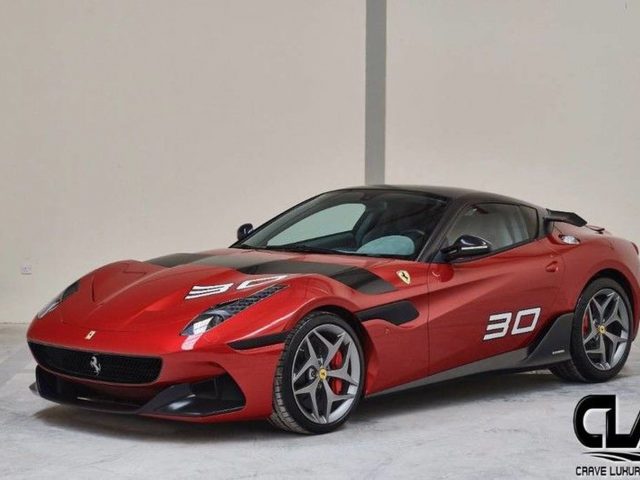 Ferrari SP30 zijkant