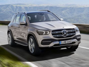 De Mercedes-Benz GLE SUV uit 2020 rijdt over een bergweg.